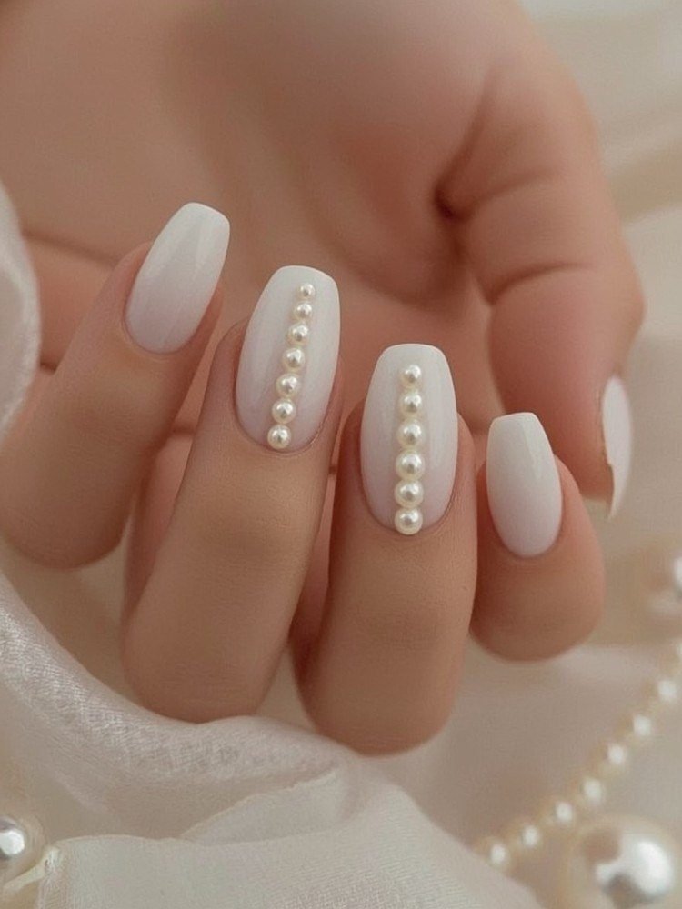 The Minimalist: Nails With Pearls for Quiet Weeks